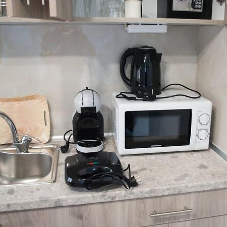 Mina'S Spacious Apt : June '23 Renovated Солун Екстериор снимка